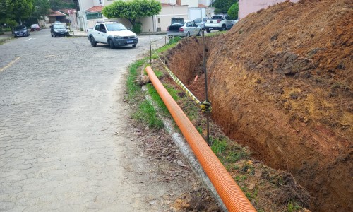 Saae-VR constrói nova rede de esgoto no acesso ao bairro Vale da Colina